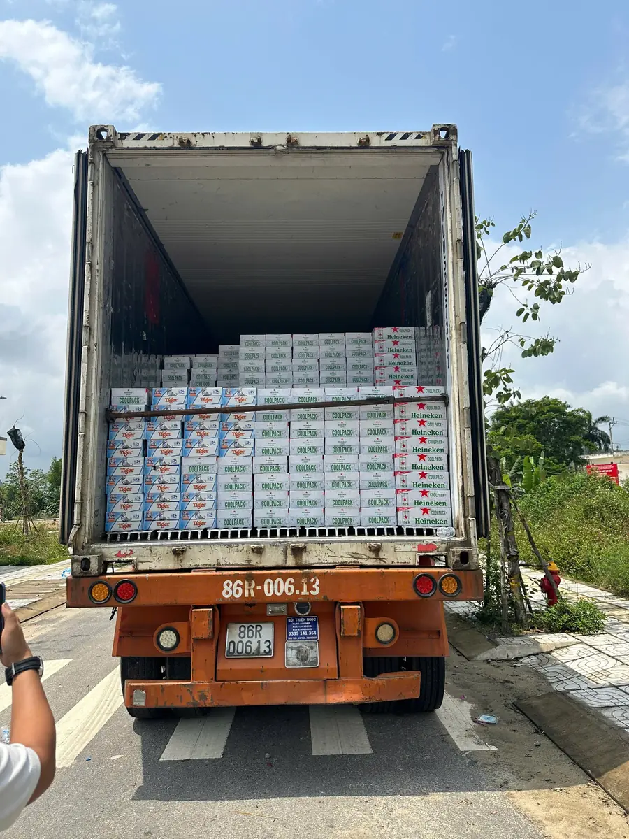 Xe container chở hàng về kho Quỳnh Ninh