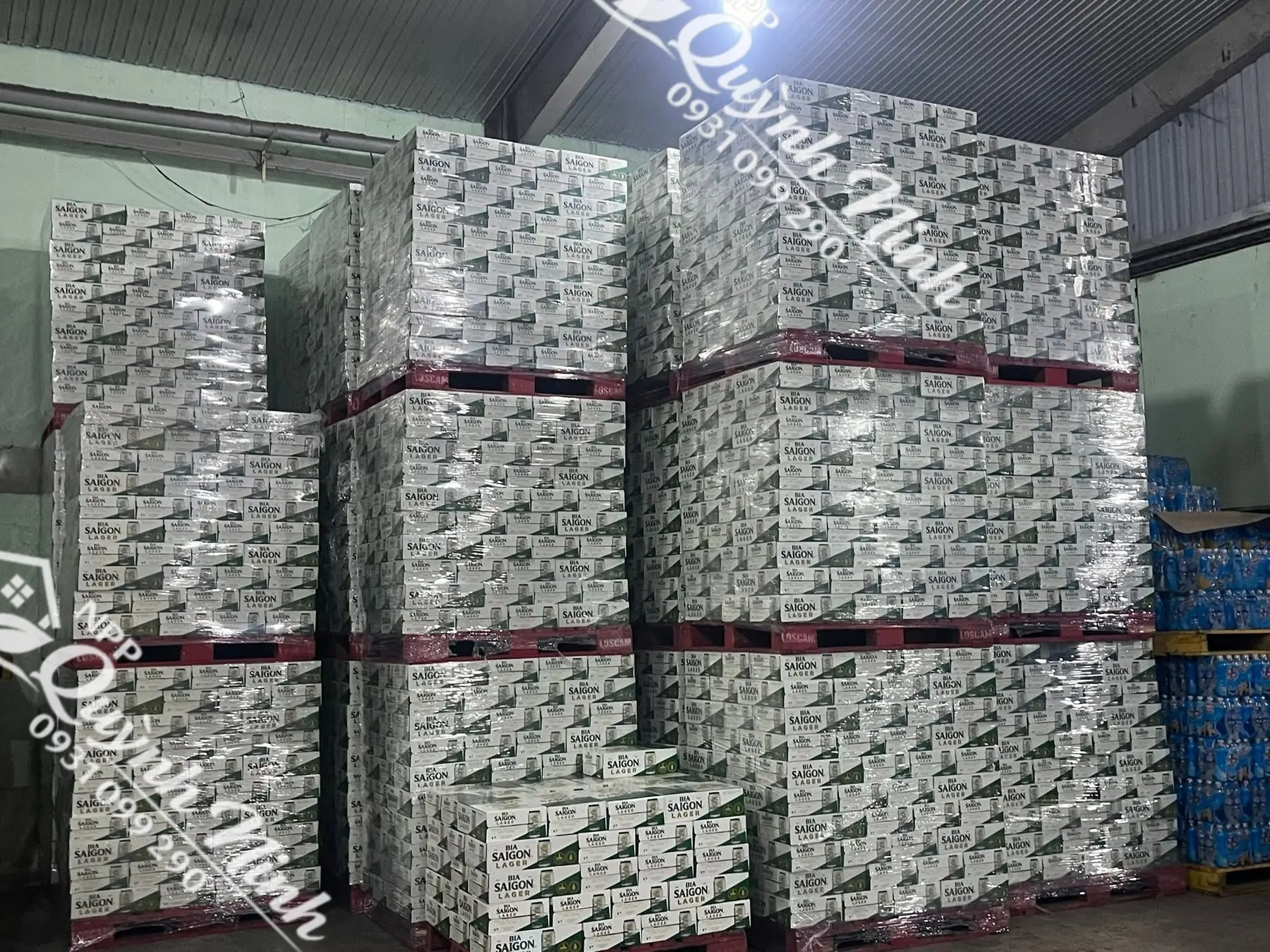 Kho hàng Quỳnh Ninh với các pallet bia xếp chồng